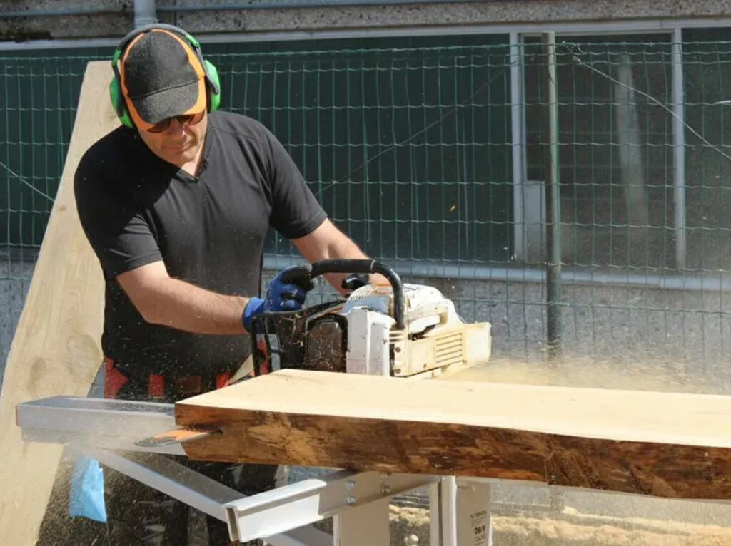 Operatore durante una dimostrazione tecnica di taglio e lavorazione del legno - Legno Urbano Expo